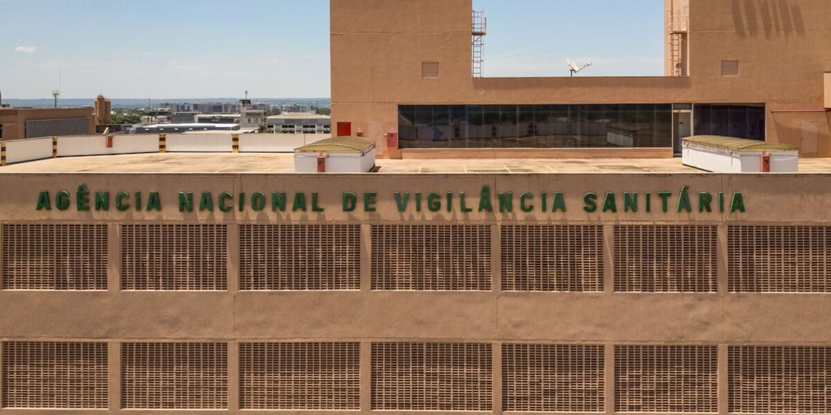 Anvisa proíbe lote falso de chá e suplementos inseguros para