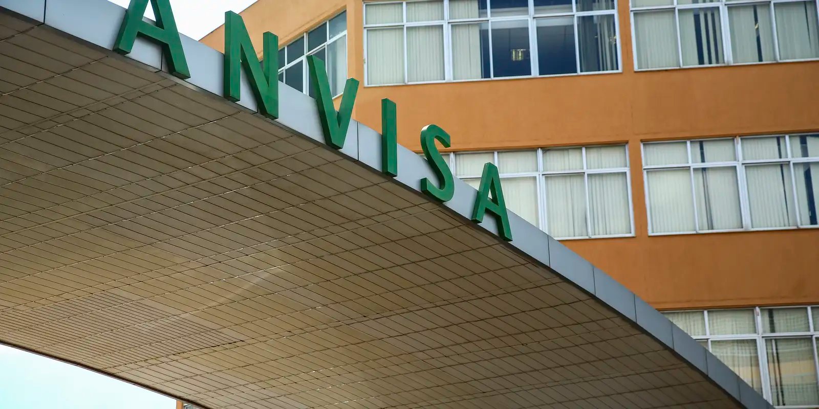 Anvisa suspende ampolas de glicose e importação de radiofármacos