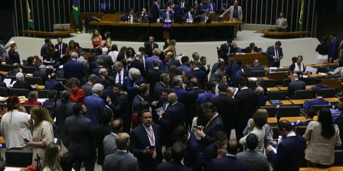 Câmara aprova isenção do IR para quem ganha até R$