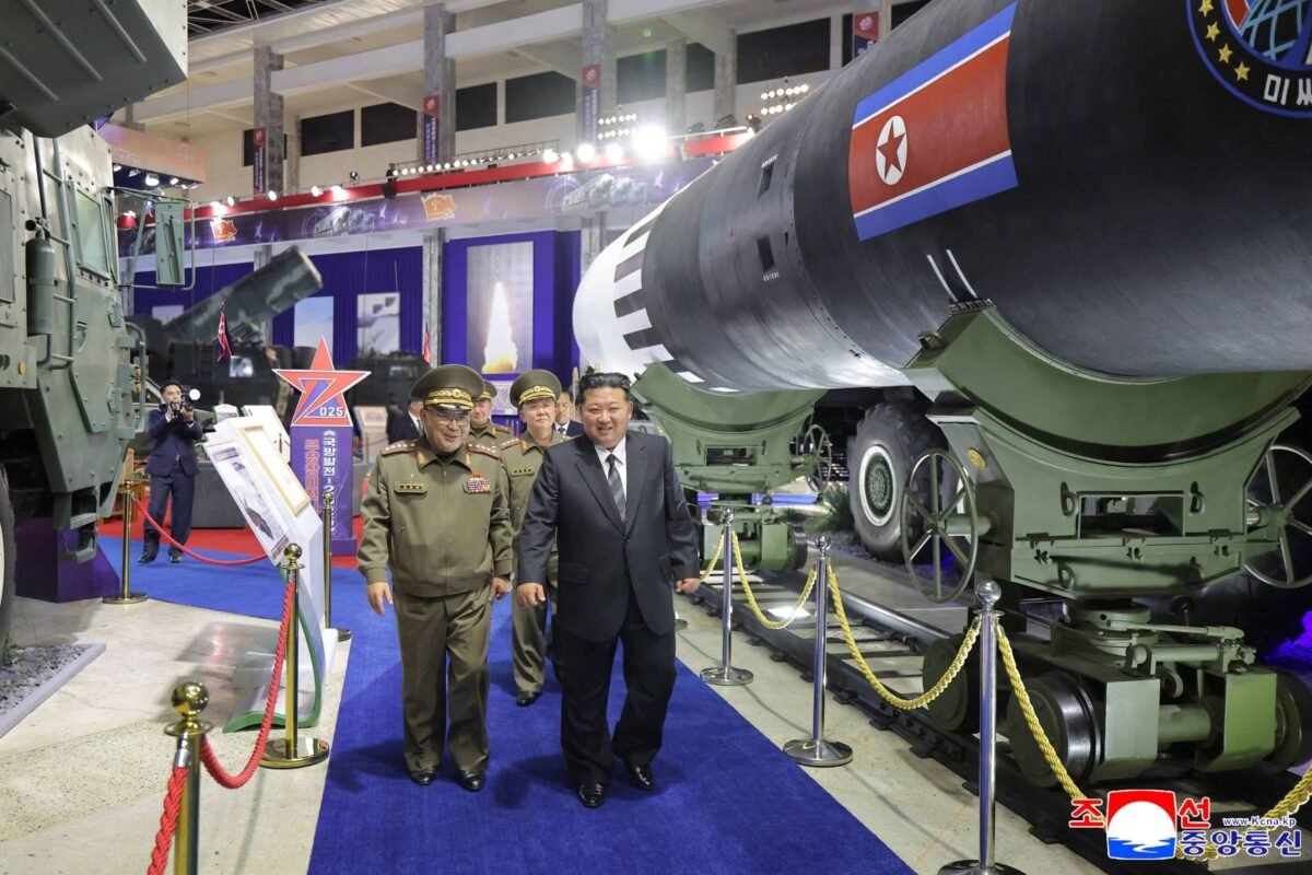 Coreia do Norte: Kim faz desfile para exibir poder militar