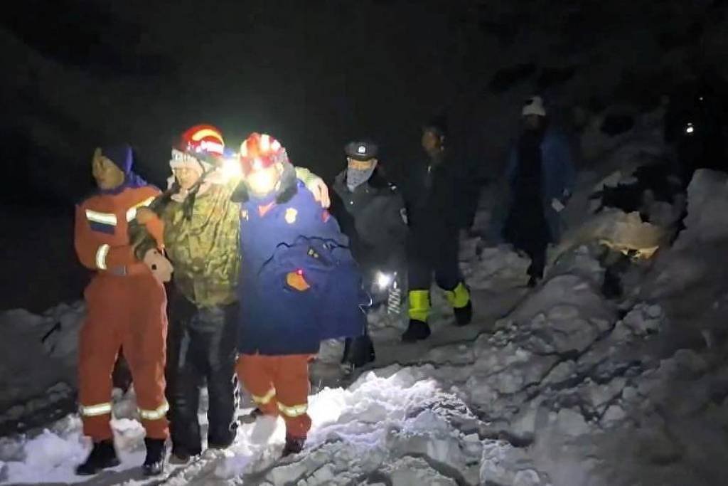 Everest: Alpinistas são resgatados após ficarem presos - 07/10/2025 -