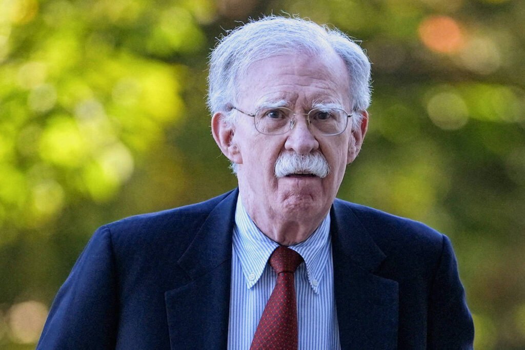 Ex-conselheiro e atual crítico de Trump declara inocência - 17/10/2025