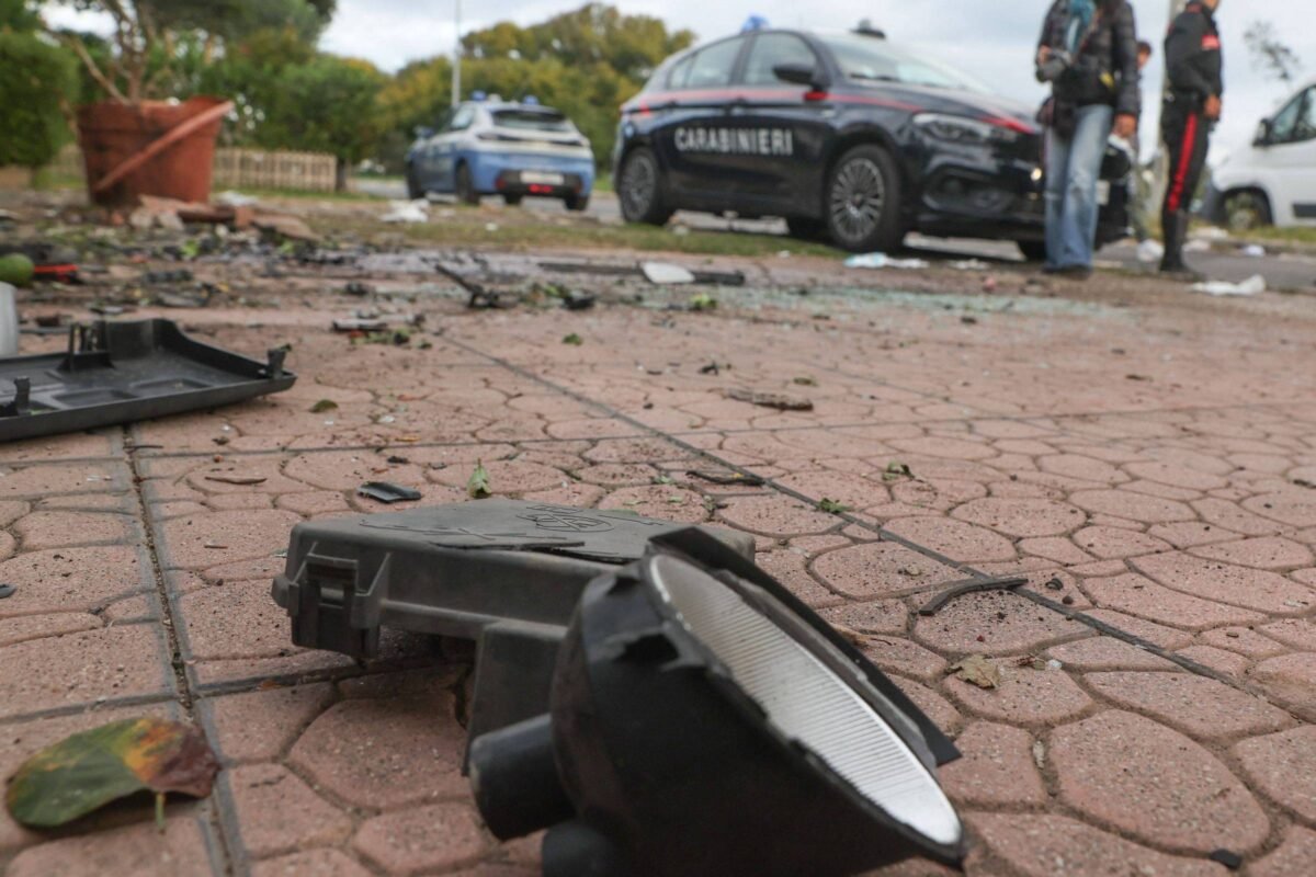 Explosão de bomba destrói carro de jornalista italiano - 17/10/2025