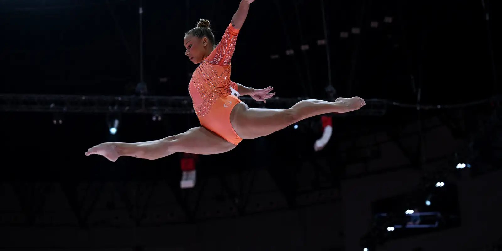 Flávia Saraiva vai à final da trave no Mundial de