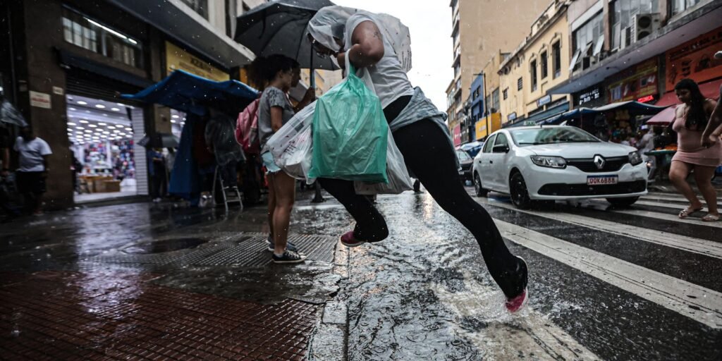 Frente fria muda o tempo e favorece chuvas no estado