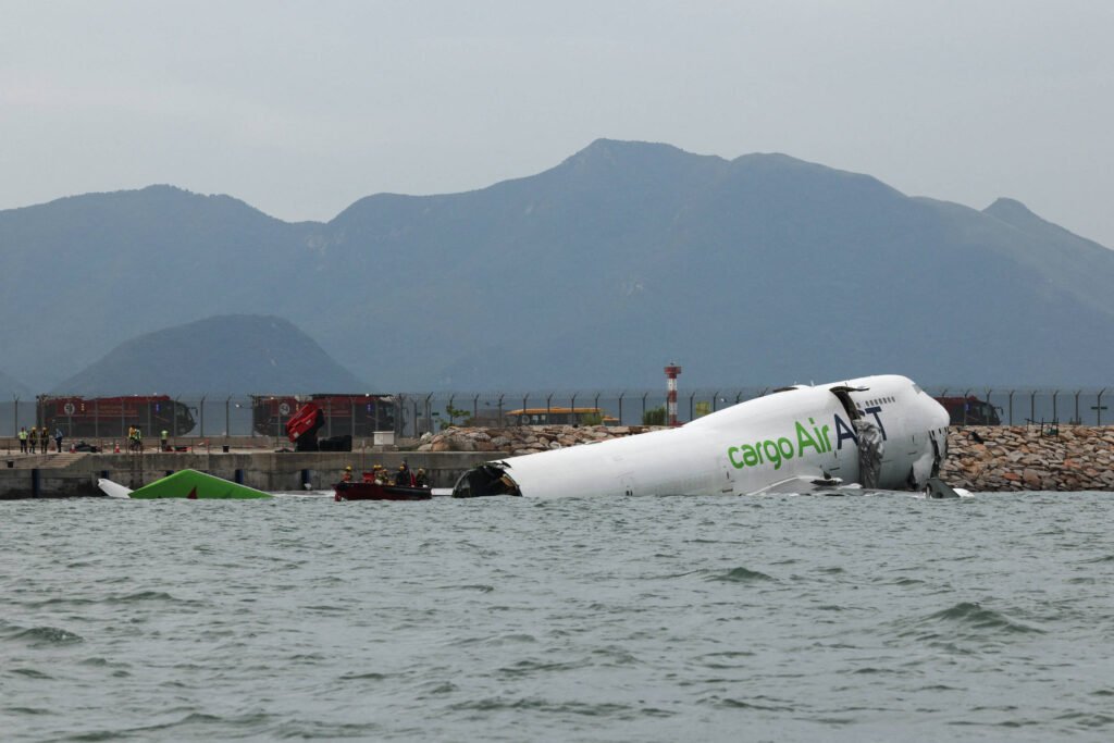 Hong Kong: Avião cai no mar ao pousar e deixa