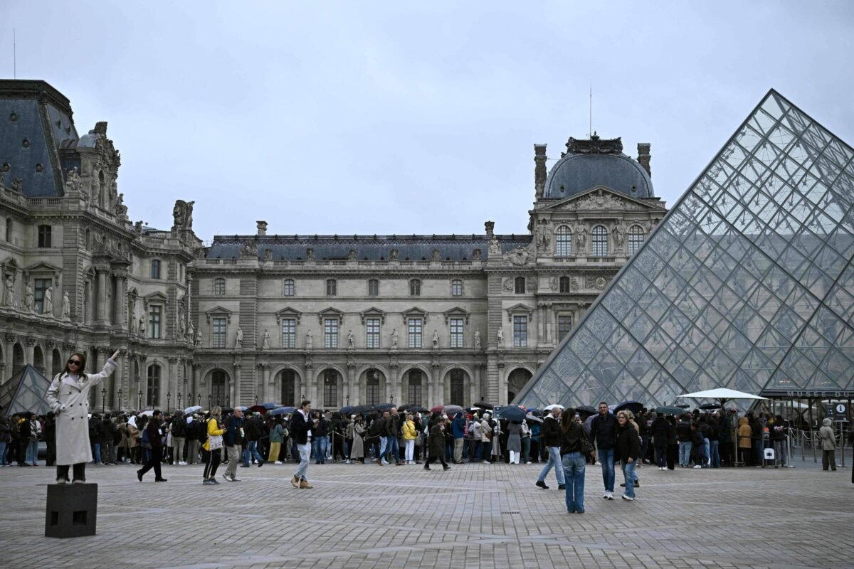 Louvre: Diretora admite falha das câmeras na rua - 22/10/2025