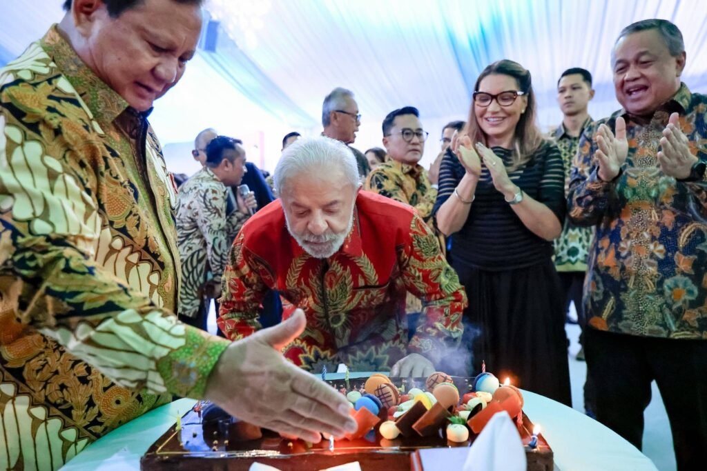 Lula faz festa de aniversário na Indonésia; veja vídeo -