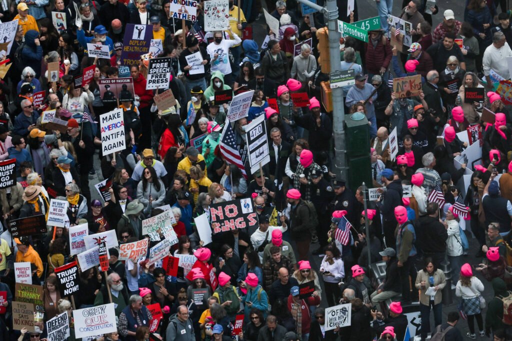 Manifestações nos EUA contra Trump começam a se formar por