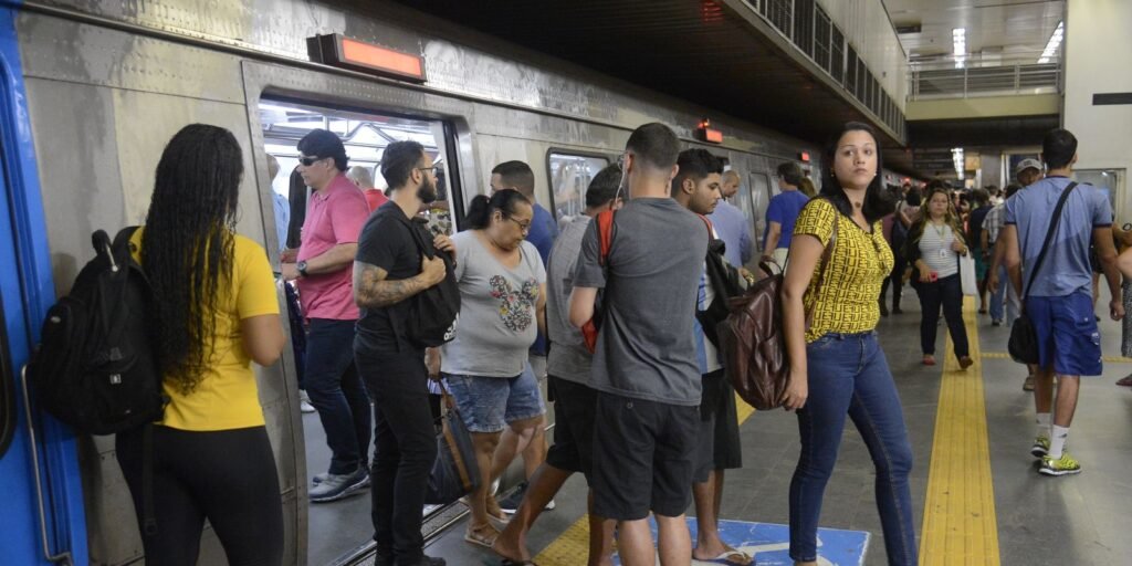 Metrô do Rio resolve problema de sinalização e trens voltam