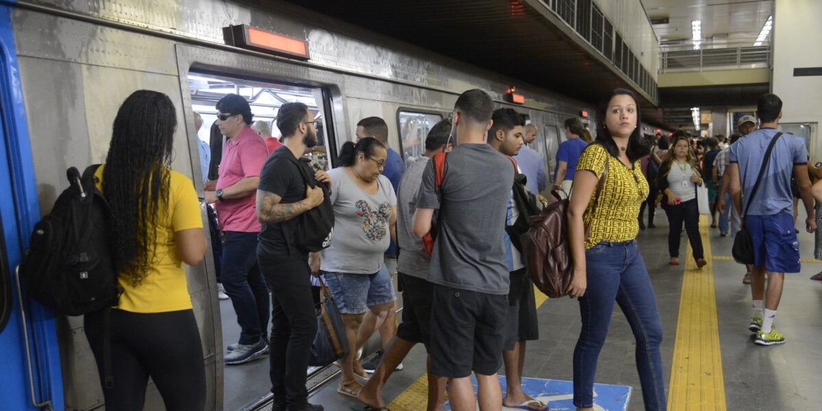 Metrô do Rio resolve problema de sinalização e trens voltam