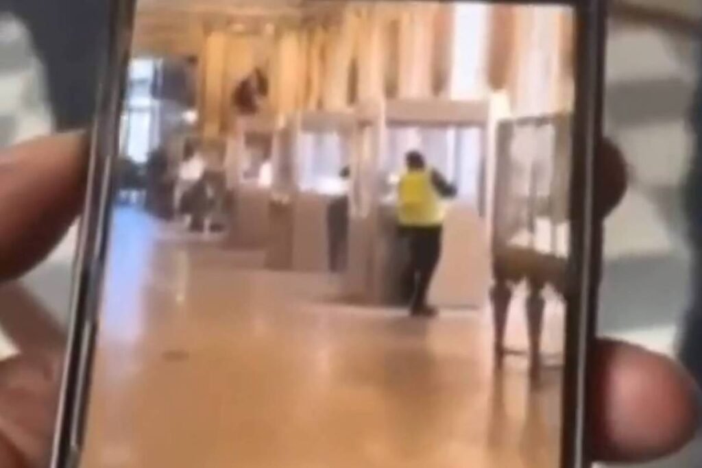 Museu do Louvre: Primeiras imagens mostram roubo de peças -
