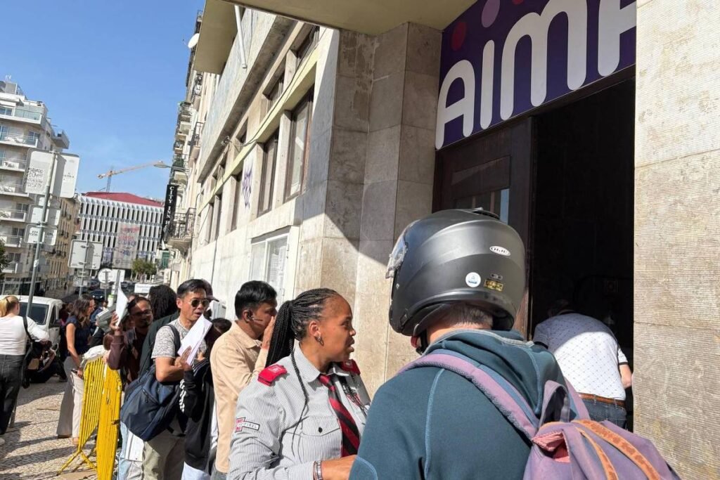 Portugal: Fila em agência de imigração - 17/10/2025 - Mundo