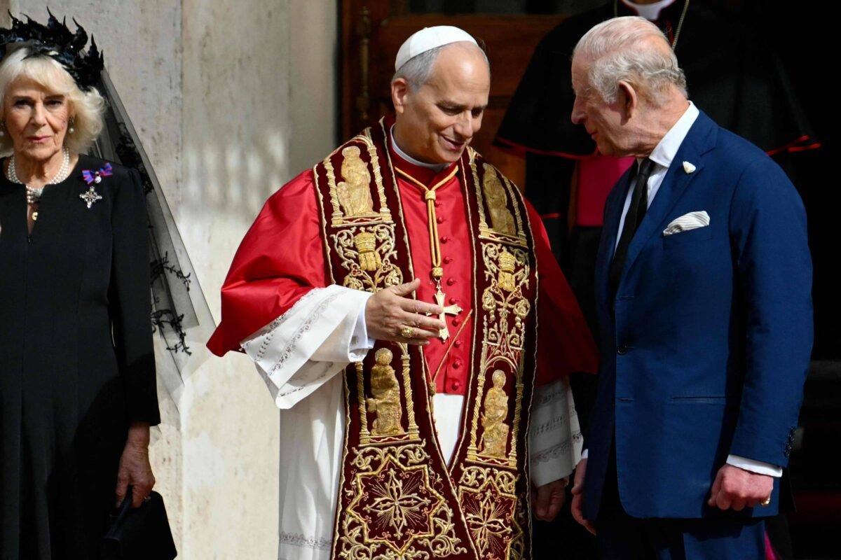Rei Charles 3º é 1º monarca britânico a rezar com