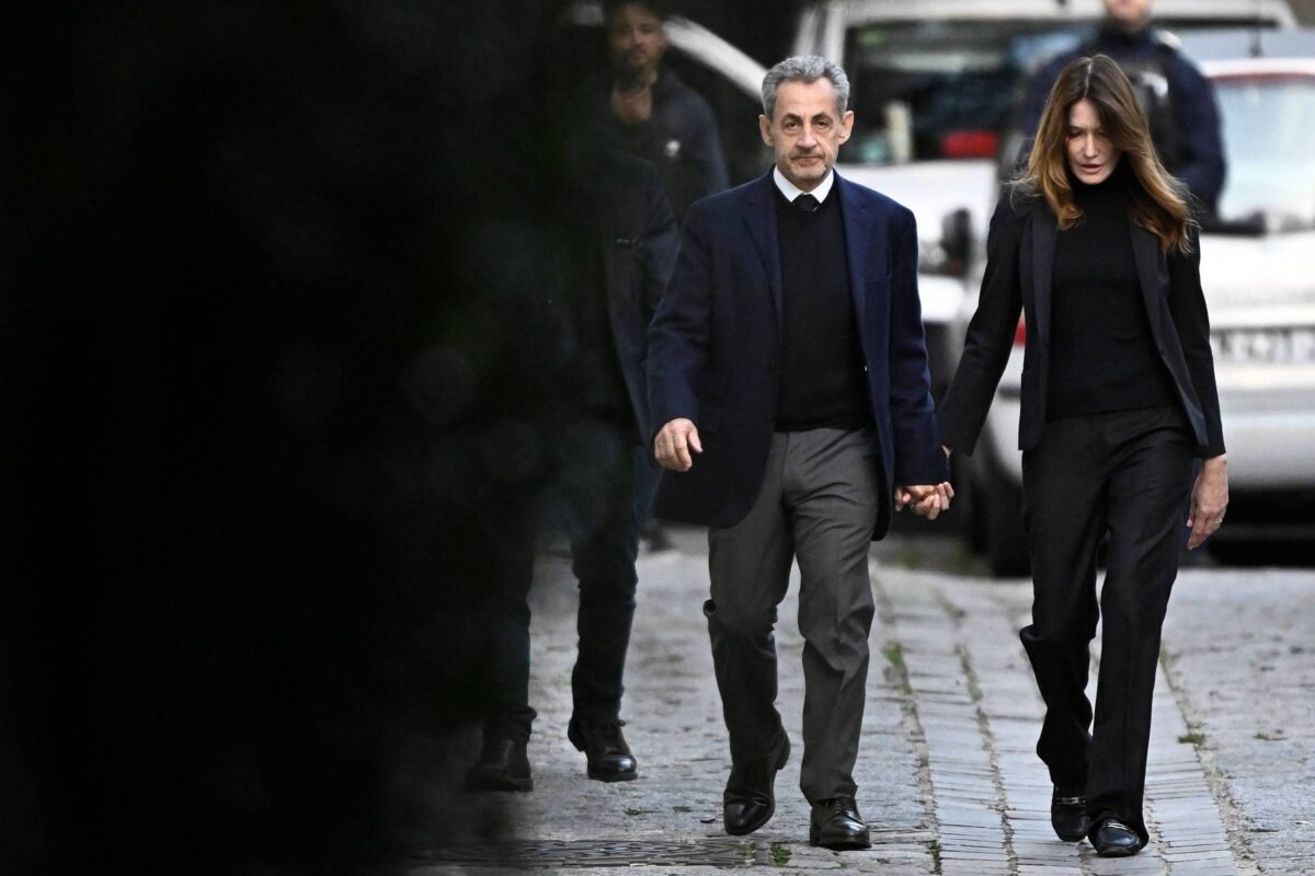 Roubo no Louvre e prisão de Sarkozy pesam sobre a