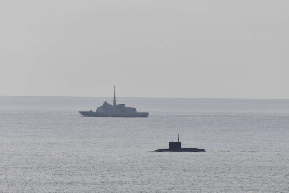 Rússia nega defeito em submarino na França; Otan faz piada