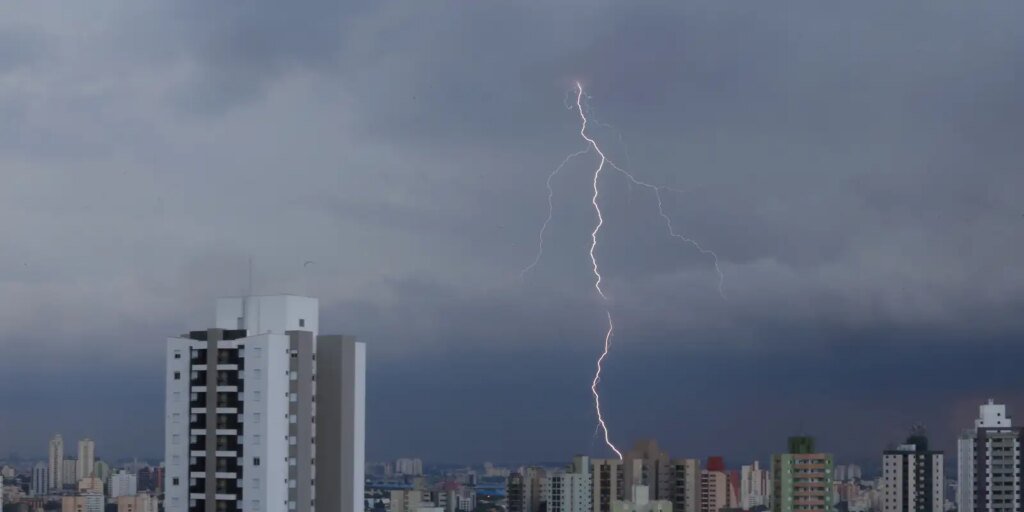 Ventos fortes em SP derrubam cobertura de arena e deixam