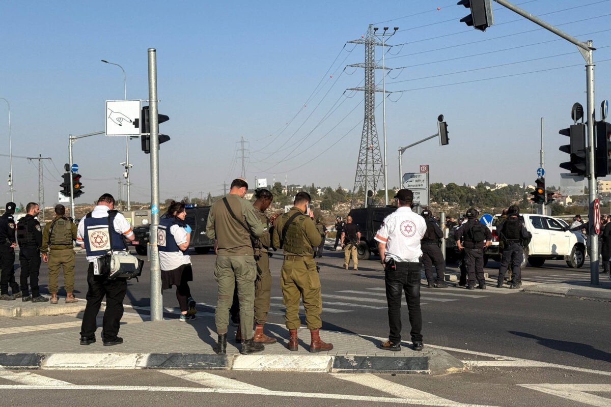 Ataque com faca deixa 1 morto e 3 feridos na