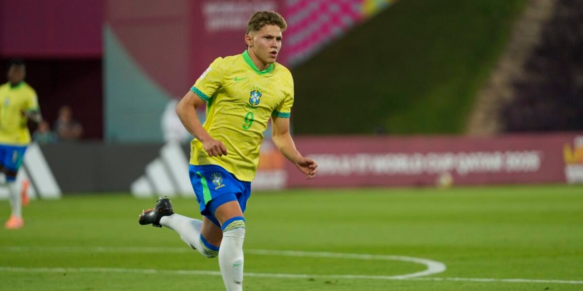 Brasil marca no último minuto e garante vaga na semi