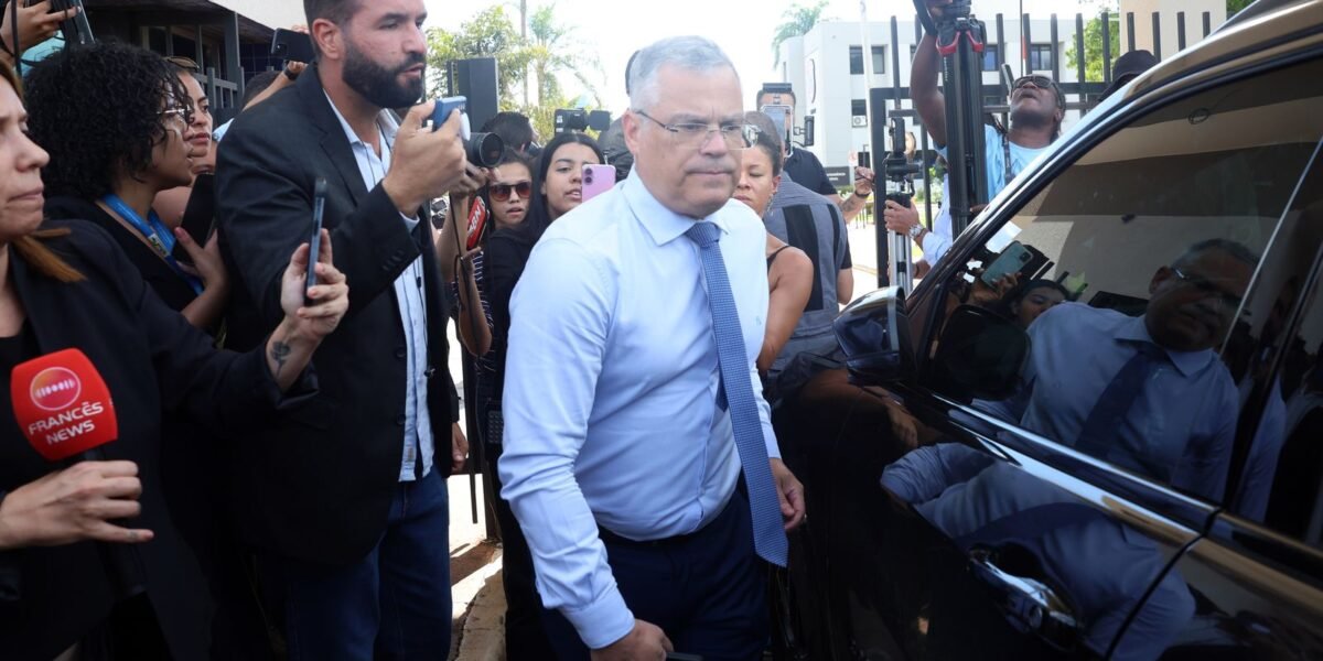 Defesa de Bolsonaro diz que tornozeleira humilha e nega plano