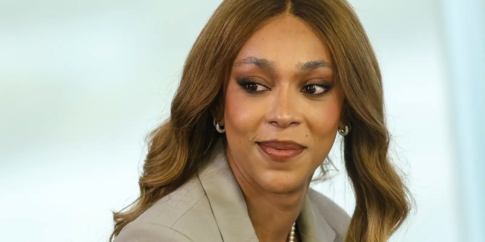 Erika Hilton acusa Nikolas Ferreira de usar celular perto de