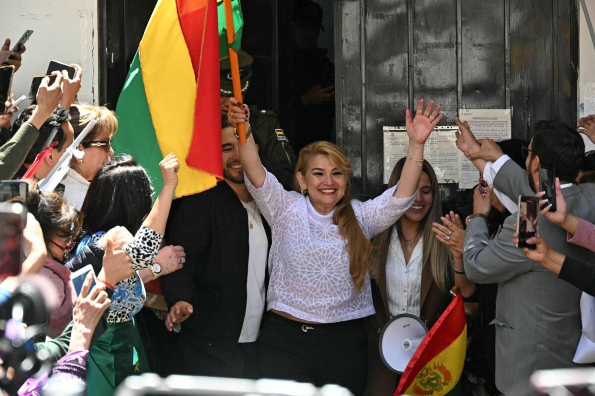 Ex-presidente presa por golpe sai da prisão na Bolívia -