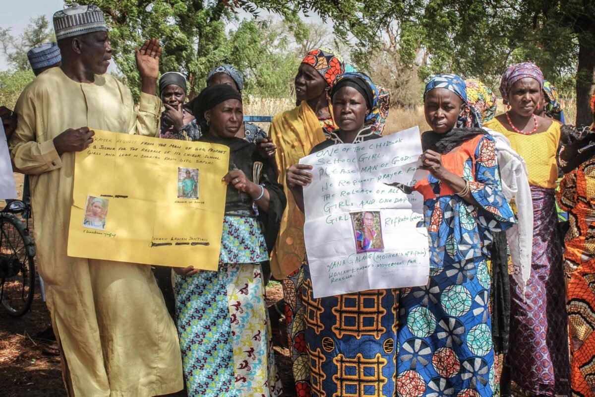 Homens armados sequestram 25 alunas na Nigéria - 17/11/2025 -