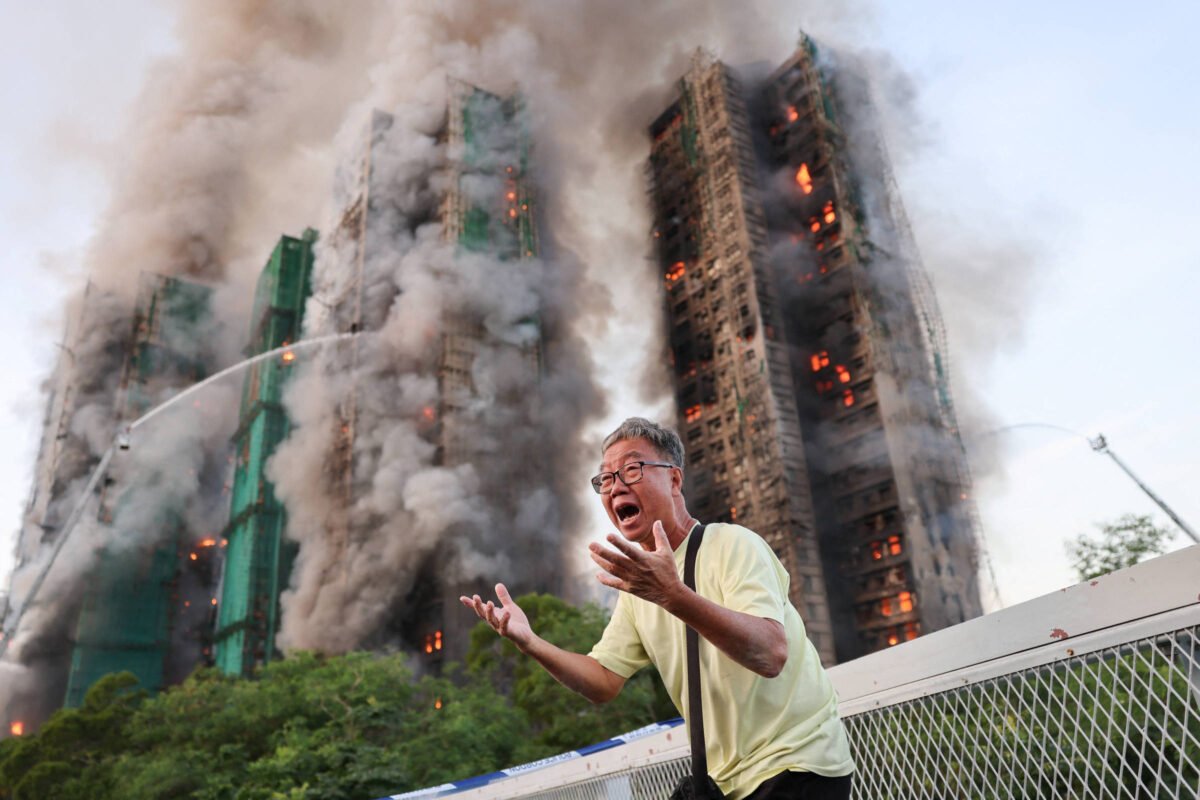 Incêndio em conjunto residencial de Hong Kong causa mortes -