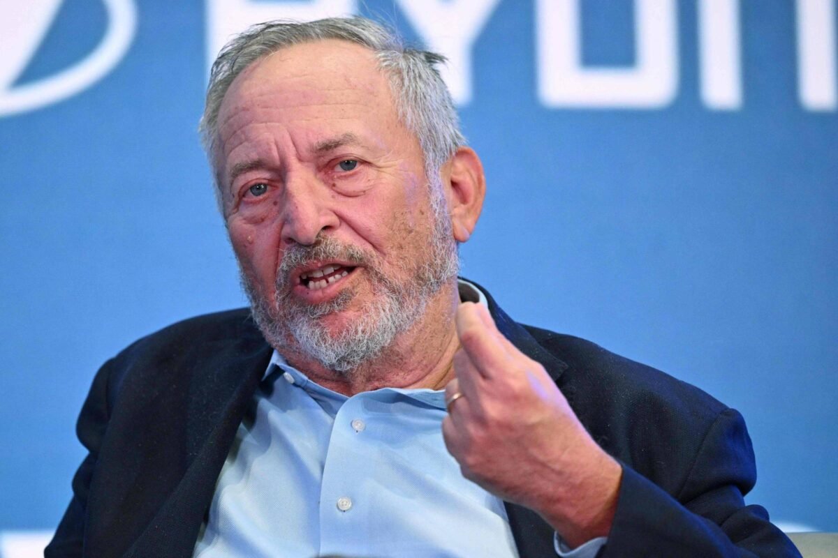 Larry Summers deixa cargos em Harvard sob caso de Epstein