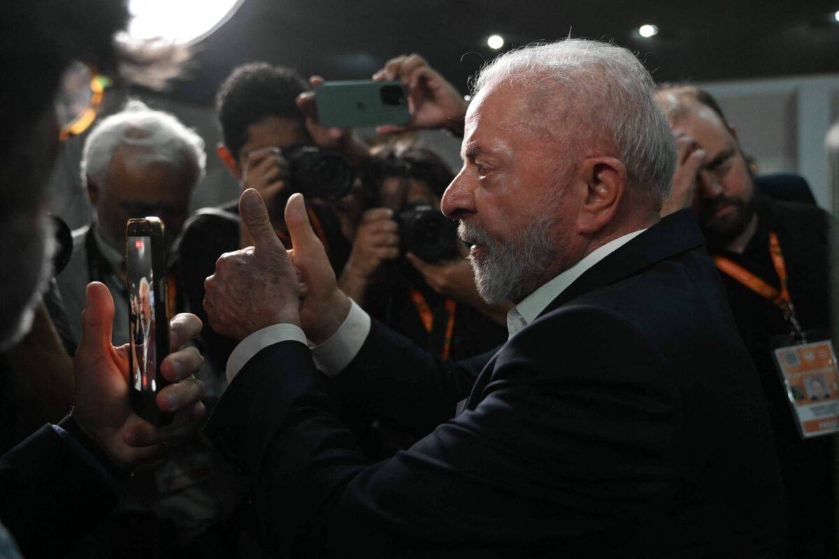 Lula fica fora da 'foto de família' em cúpula na