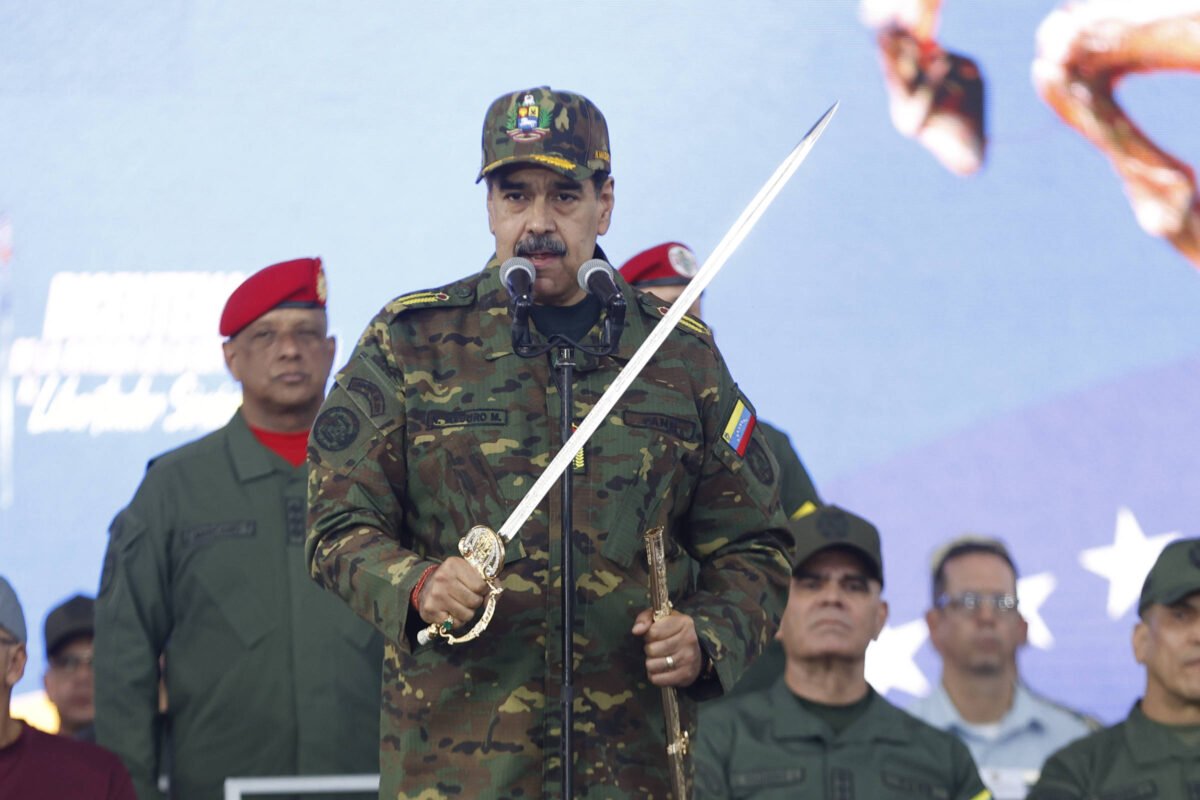 Maduro diz que 82% pegariam em armas para defender o