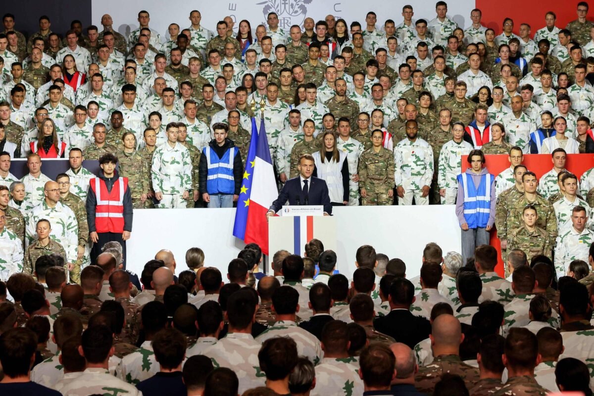 Medo de Putin faz França criar novo serviço militar -