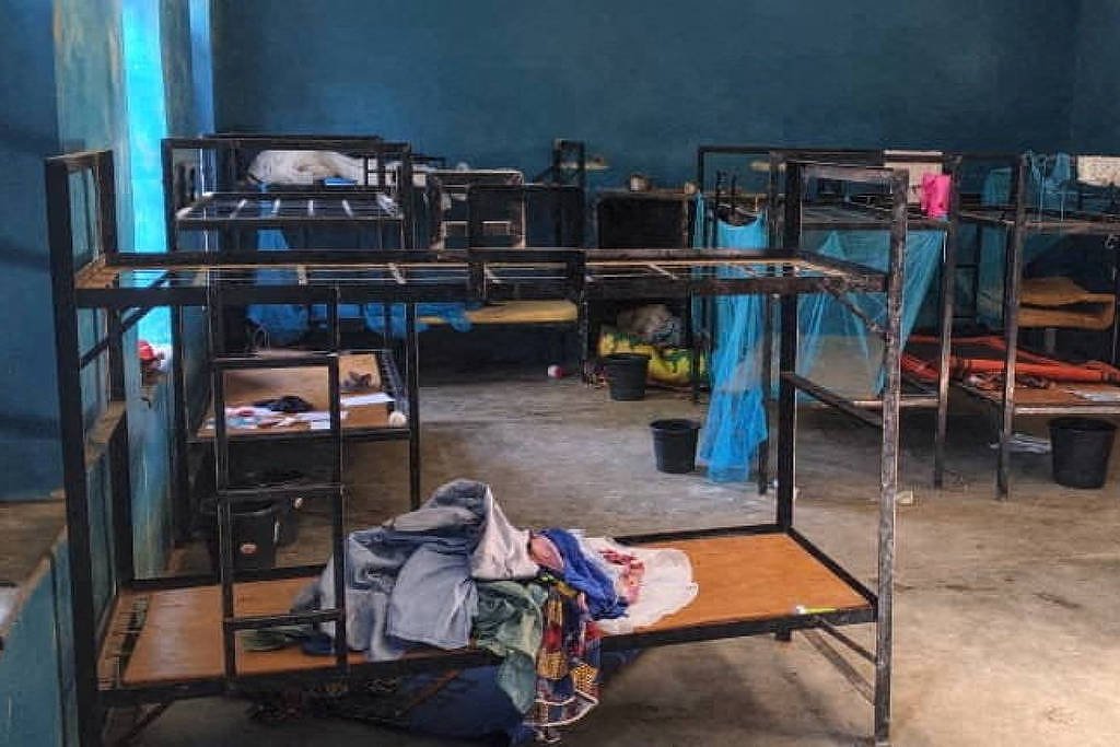 Nigéria: 50 dos 300 raptados em escola católica fogem -