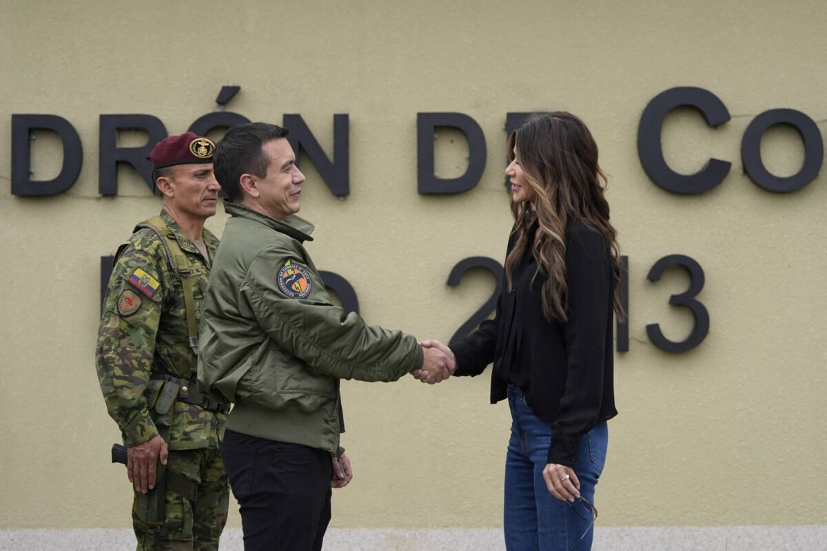 Noboa diz que EUA querem bases militares no Equador -