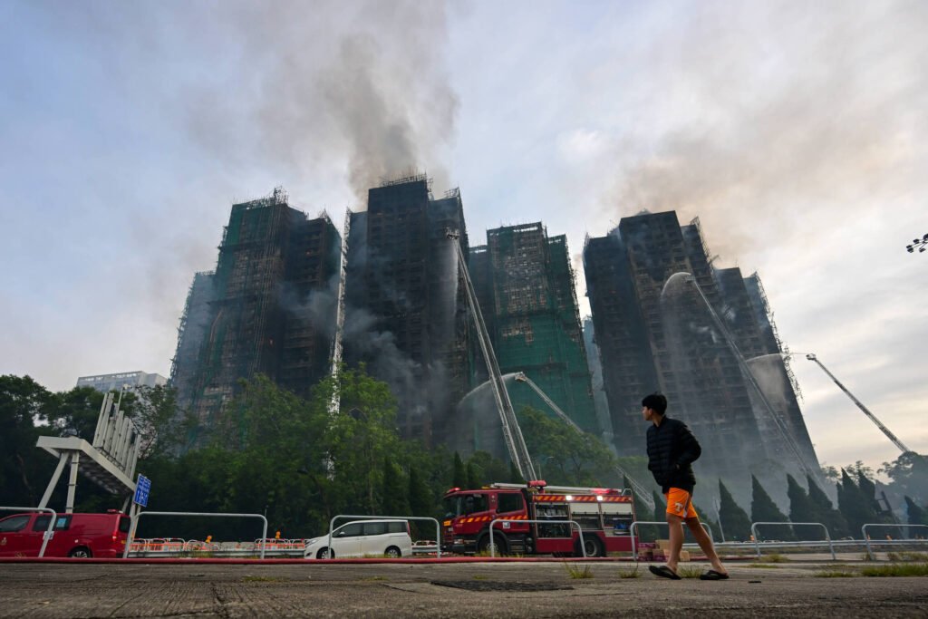 Número de mortos em incêndio em Hong Kong sobe para