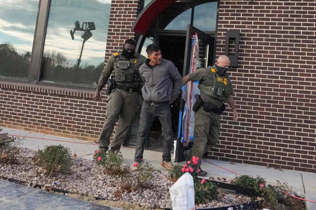 Operação prende 130 imigrantes na Carolina do Norte; vídeo -