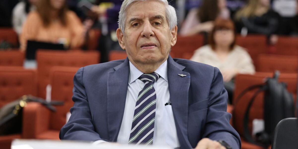 PGR é a favor de prisão domiciliar humanitária para general