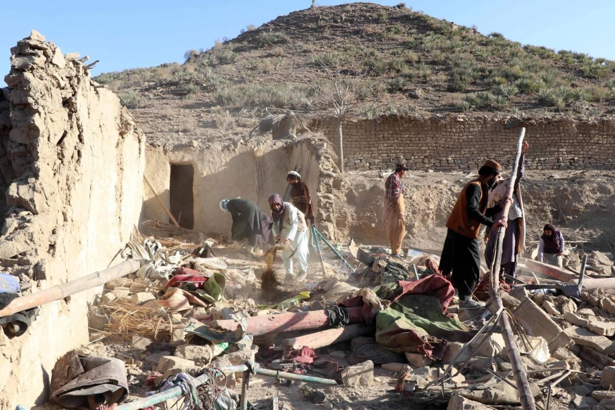 Talibã acusa Paquistão de bombardeio que matou 10 e diz