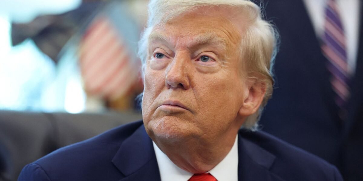 Trump diz em rede social que espaço aéreo da Venezuela