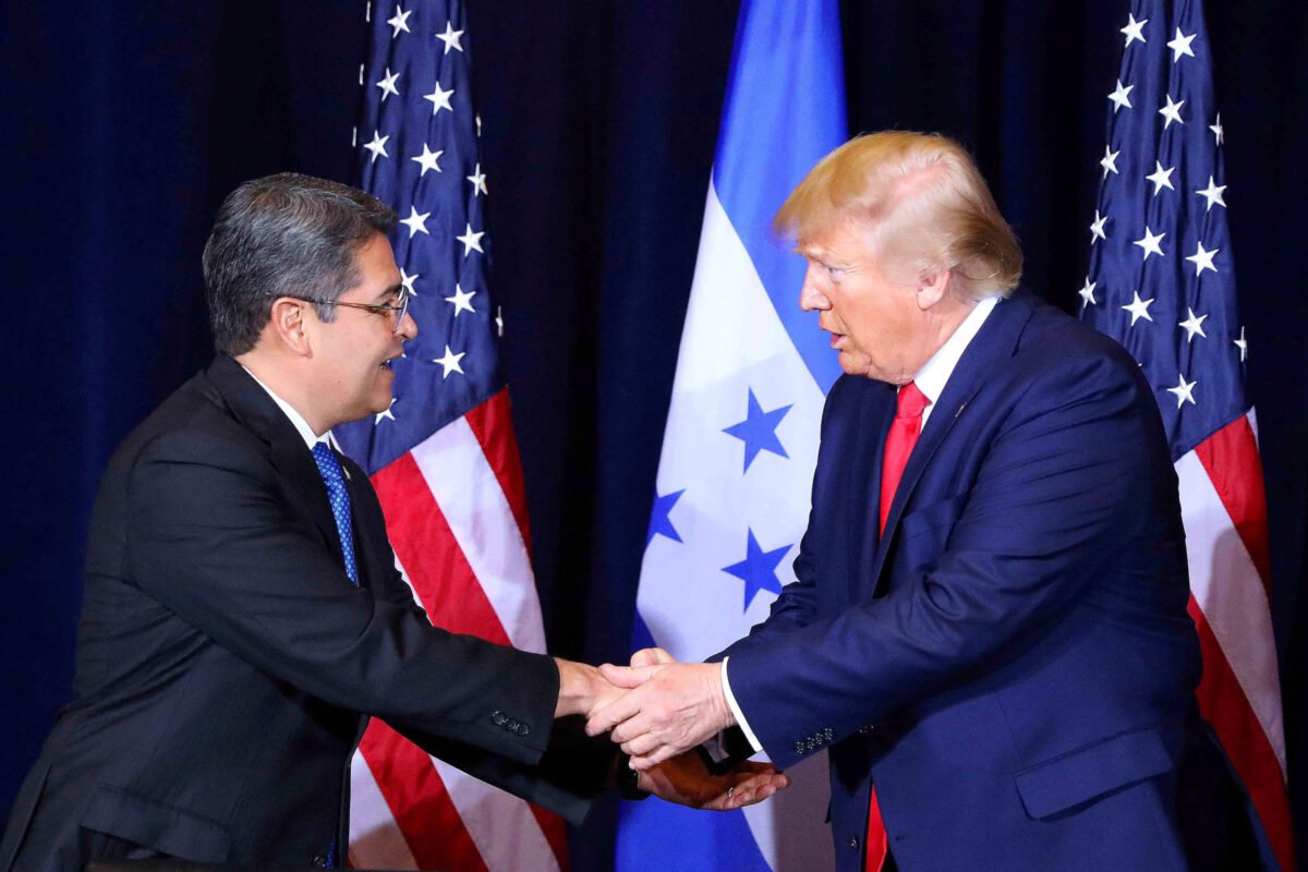 Trump perdoa ex-presidente de Honduas preso por tráfico - 28/11/2025