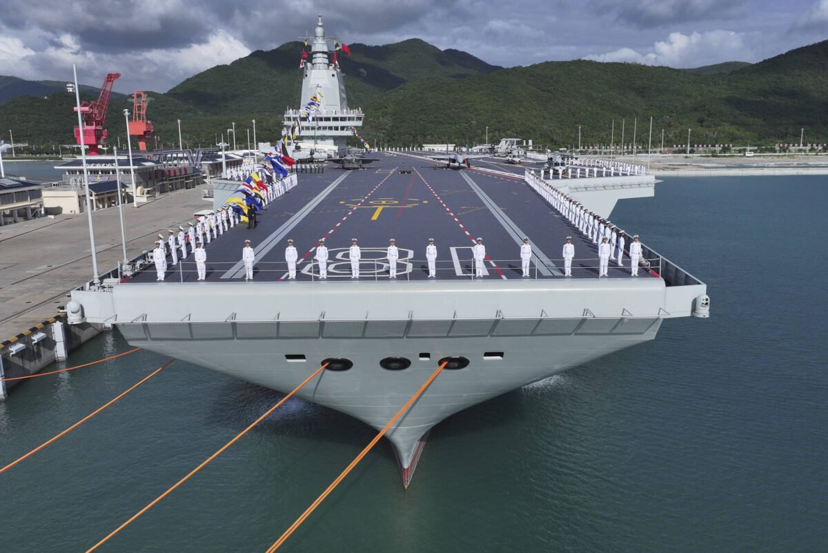 Vídeo: Mais poderoso porta-aviões da China entra em ação -