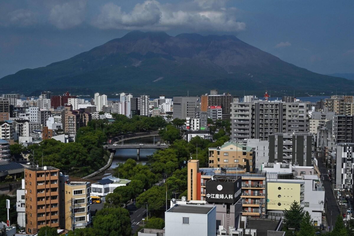 Vídeo: Vulcão no Japão entra em erupção e cancela voos