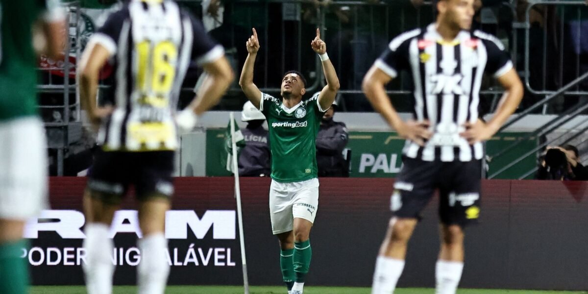 Vitor Roque decide e Palmeiras vence clássico com Santos no