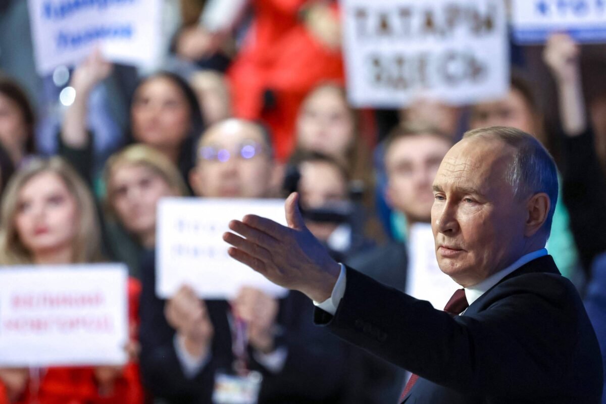 Bola está com o Ocidente, diz Putin sobre a Ucrânia