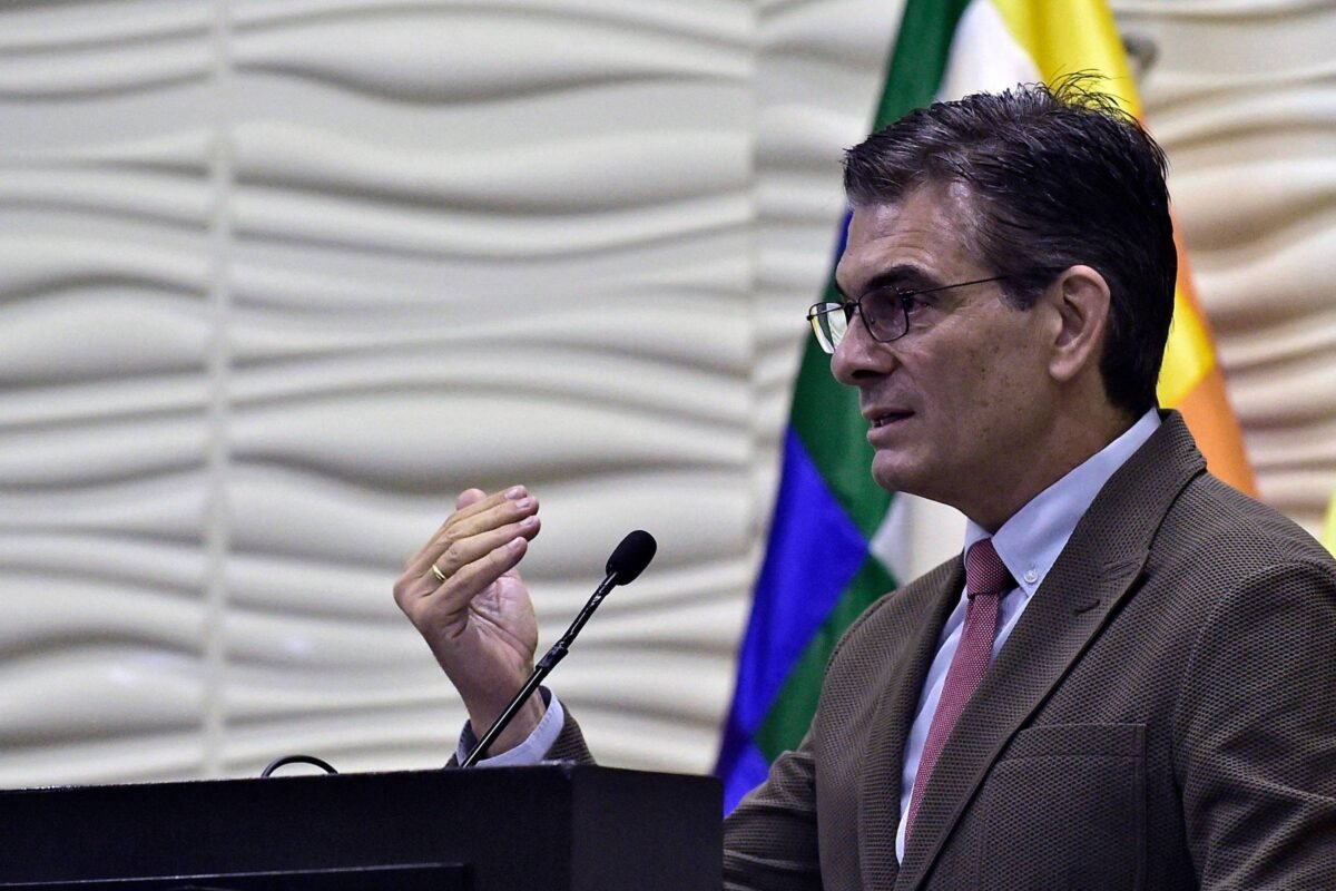 Bolívia encerra subsídios a combustíveis após décadas - 18/12/2025 -