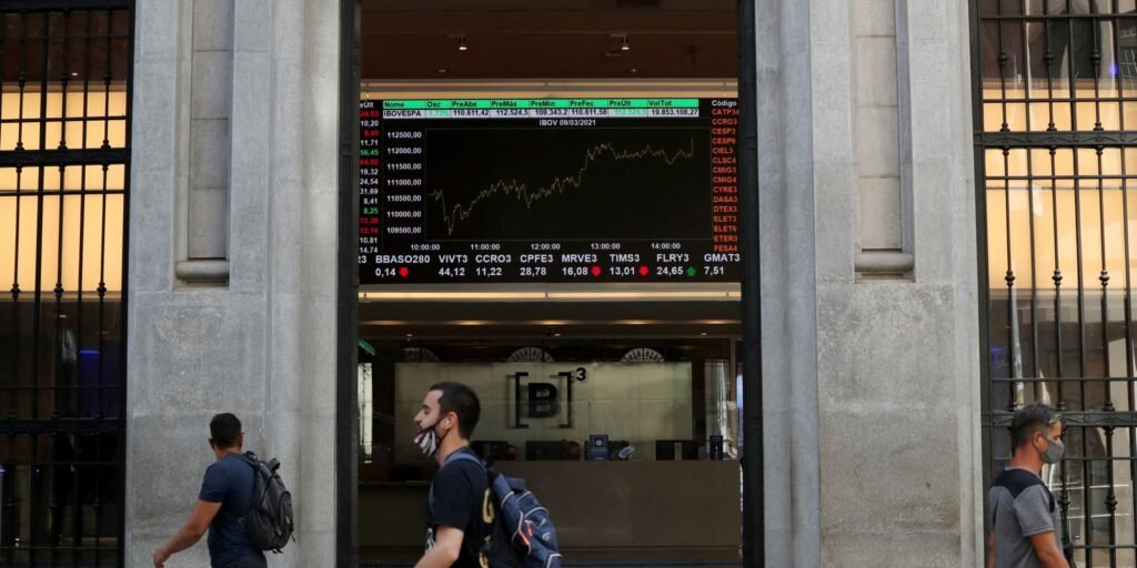 Bolsa sobe 0,99% e volta a superar os 160 mil
