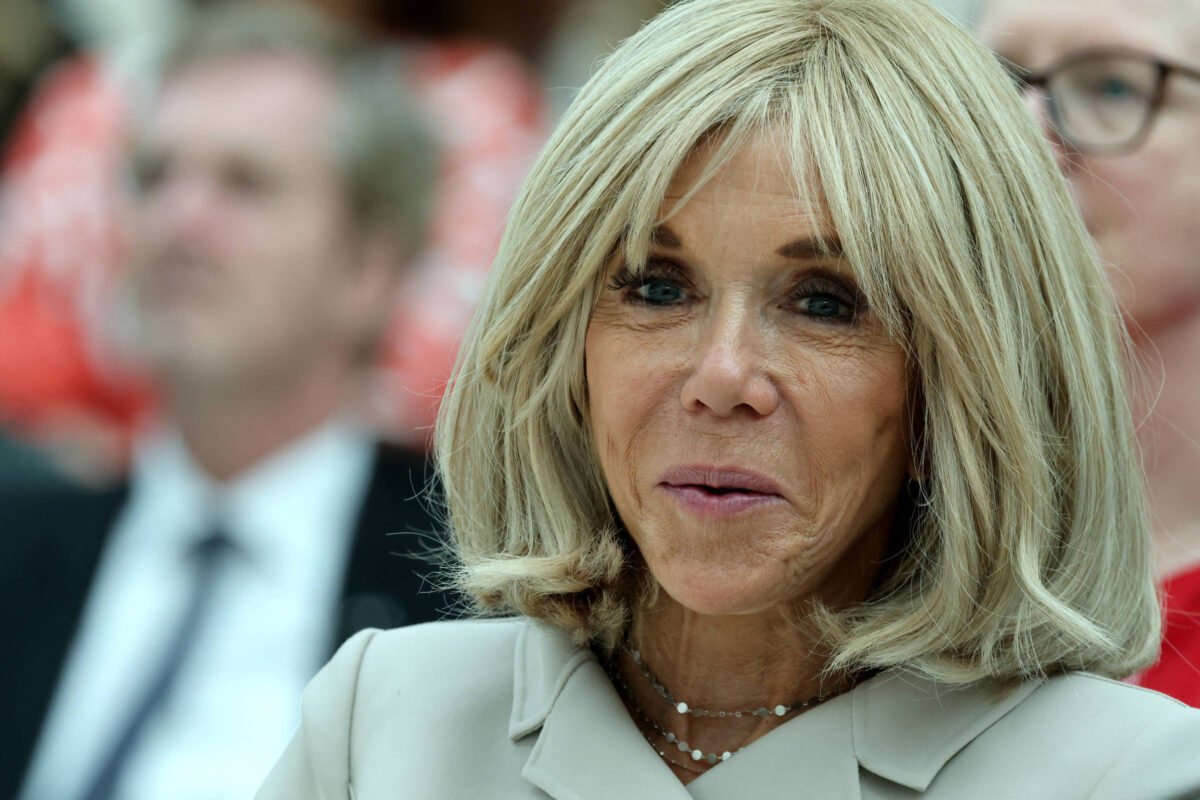 Brigitte Macron xinga feministas que invadiram espetáculo - 09/12/2025 -