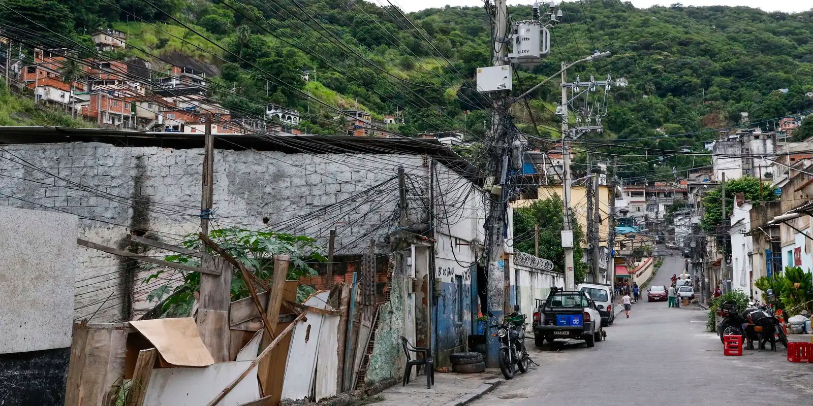 Dois em cada três habitantes de favela moram em vias