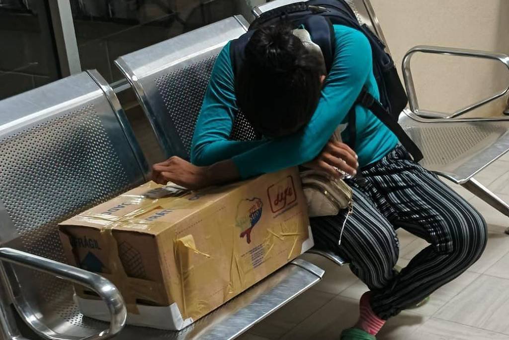 Foto de bebê em caixa de papelão expõe crise no