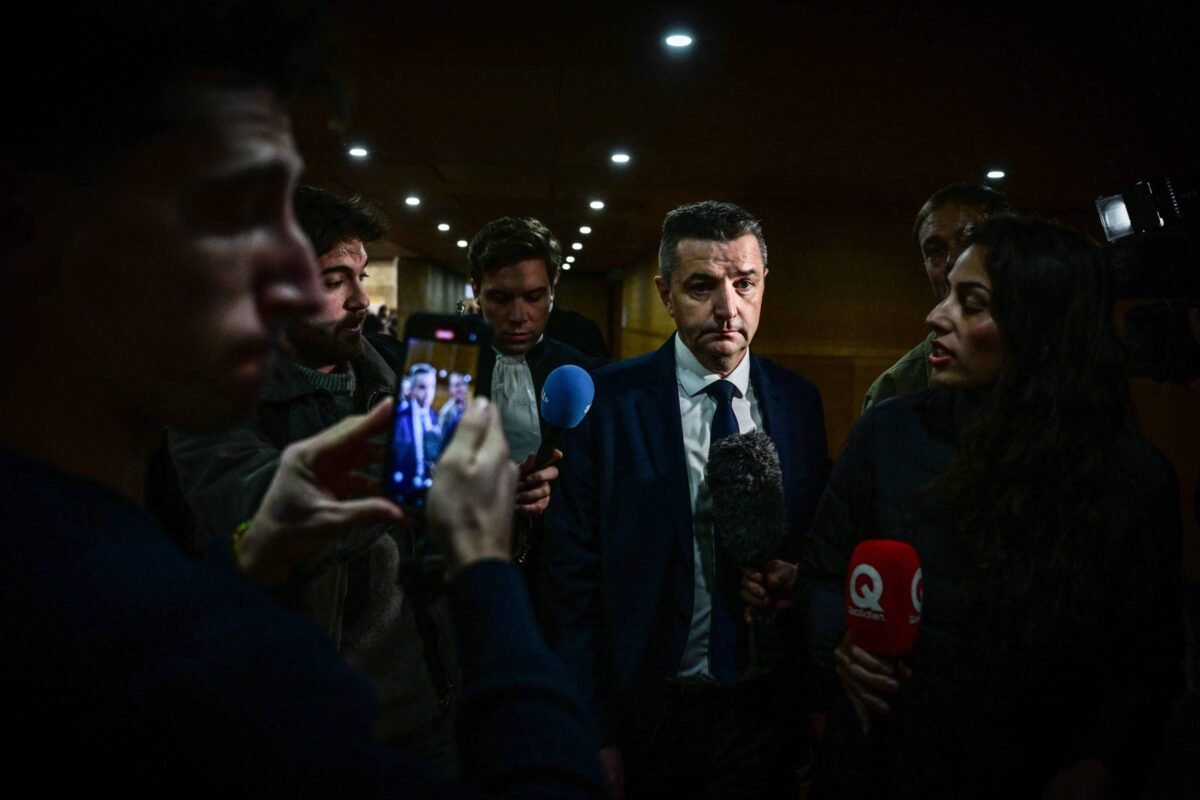 França: Prefeito chanteageou vice com vídeo erótico - 01/12/2025 -